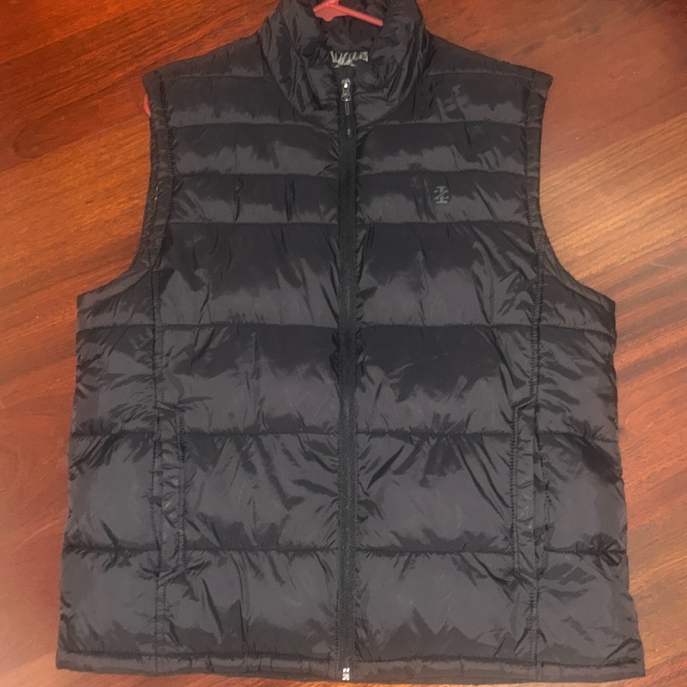 Men’s IZOD size Large 100% polyester vest in black EUC